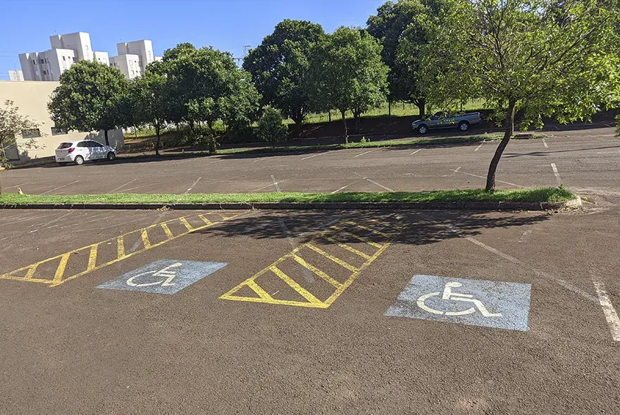 Estacionamento com vagas acessíveis