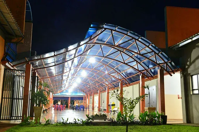 Pátio coberto para eventos e atividades coletivas